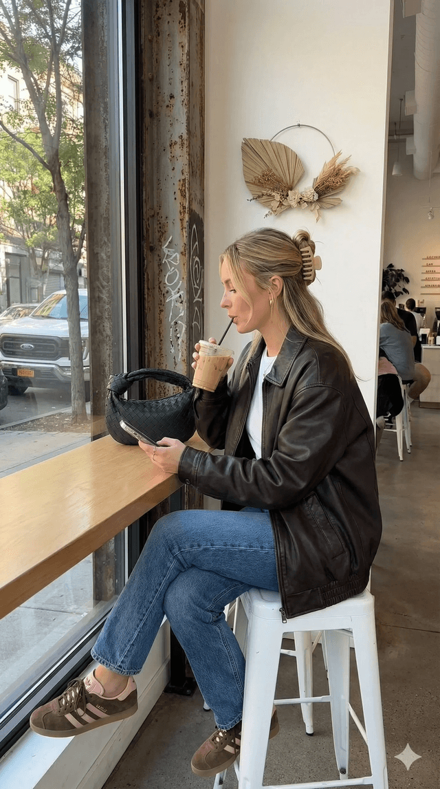 Превью промпта Fashion & Lifestyle — девушка в стильном образе демонстрирует аксессуары